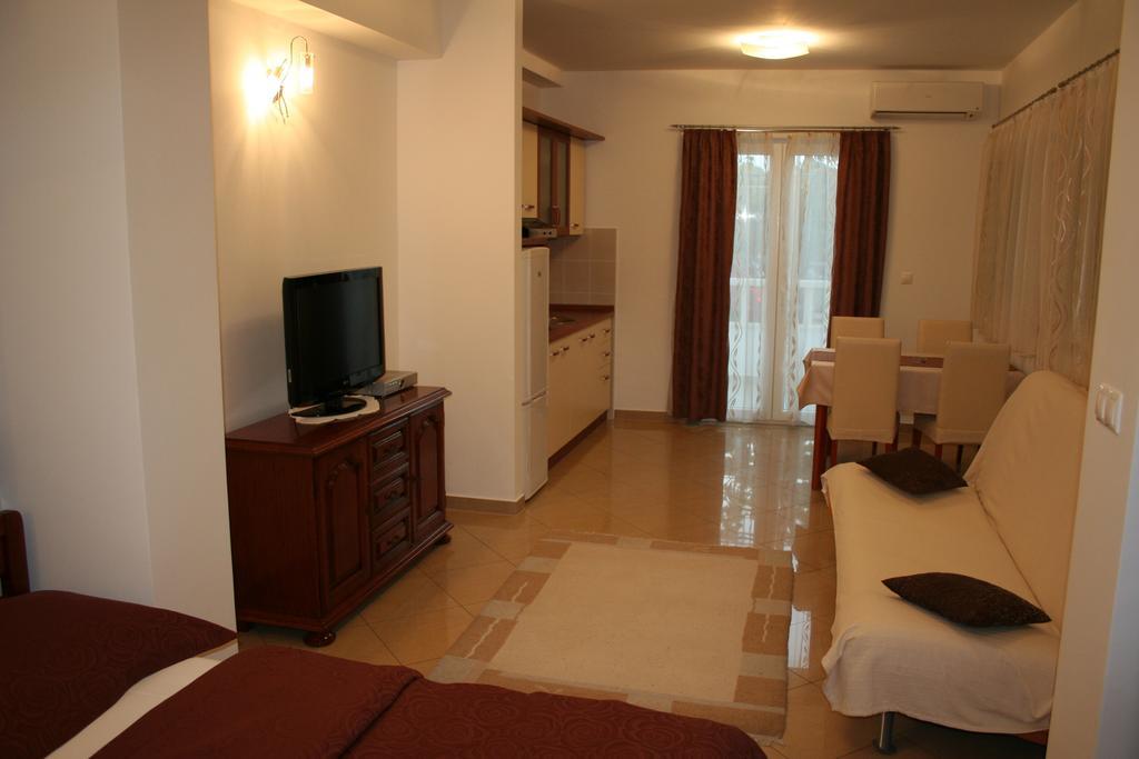 Apartments Villa Sunce Dugi Rat Rum bild